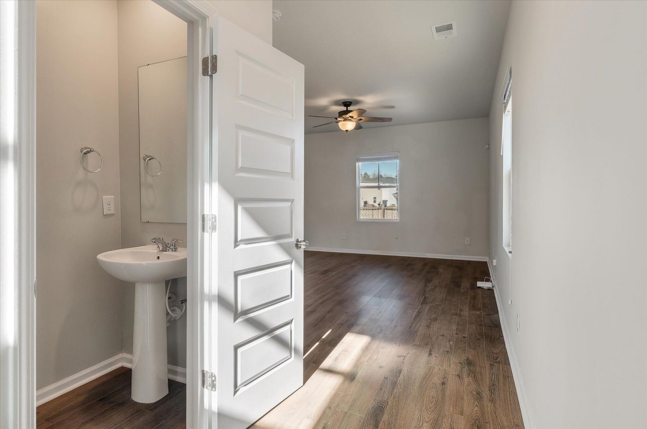 660 Jancus Street Photo 5