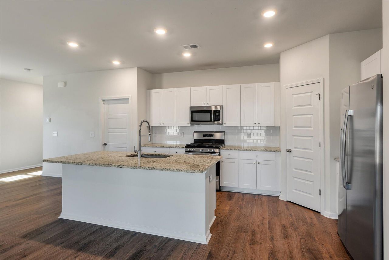 660 Jancus Street Photo 9