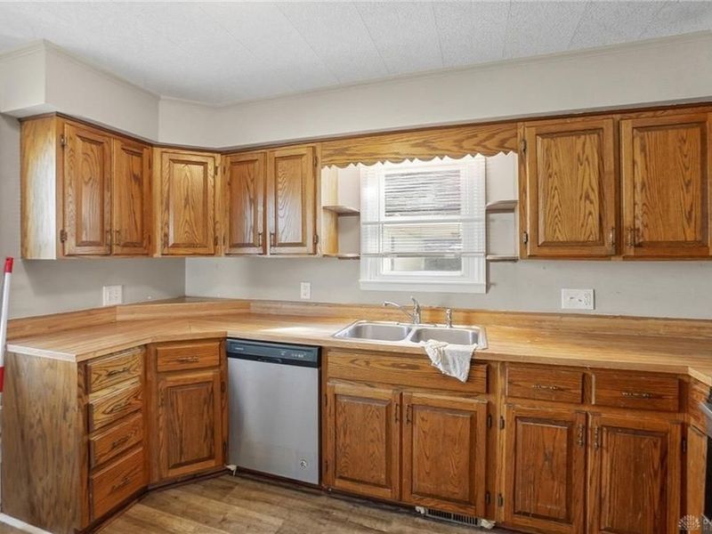 702 Allenwood Court, Dayton, OH 45420 Photo 8