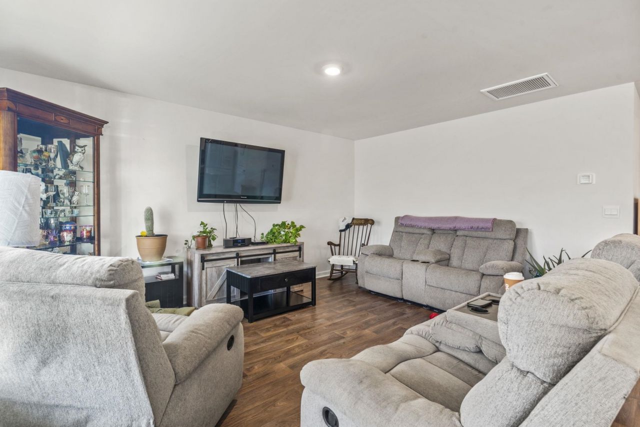 323 Woodcross Court Photo 13