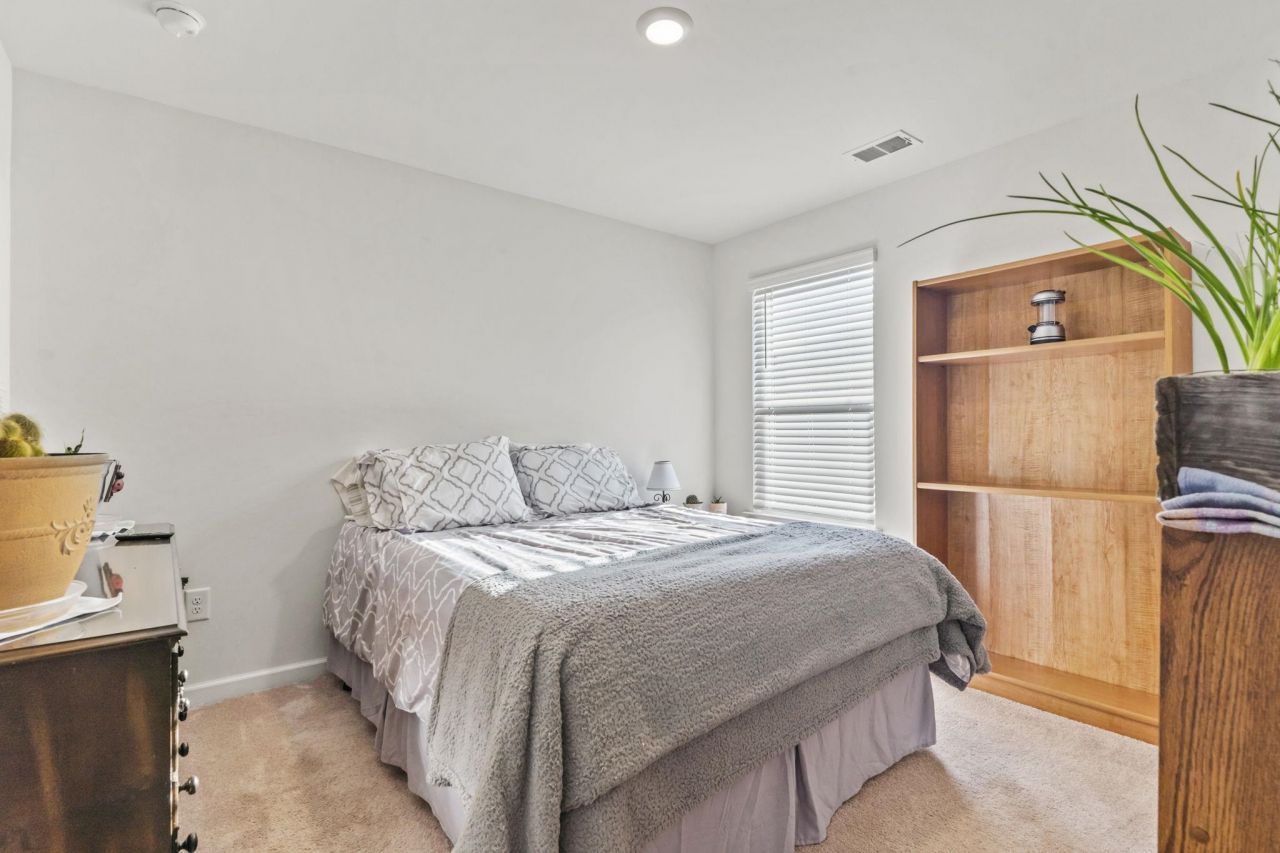 323 Woodcross Court Photo 5