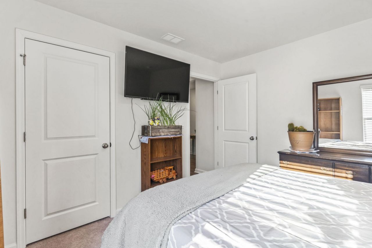 323 Woodcross Court Photo 6