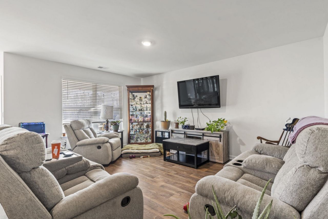 323 Woodcross Court Photo 9