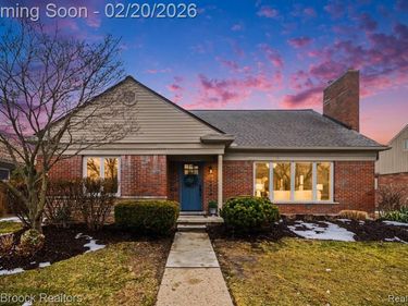 19934 E William Court, Grosse Pointe Woods, MI 48236