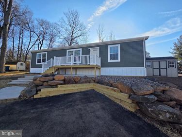 9 WOODEDGE DRIVE, QUAKERTOWN, PA 18951