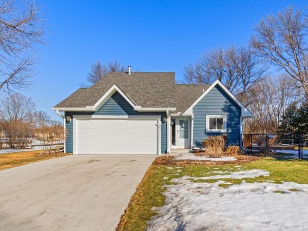880 Lake Susan Drive, Chanhassen, MN 55317