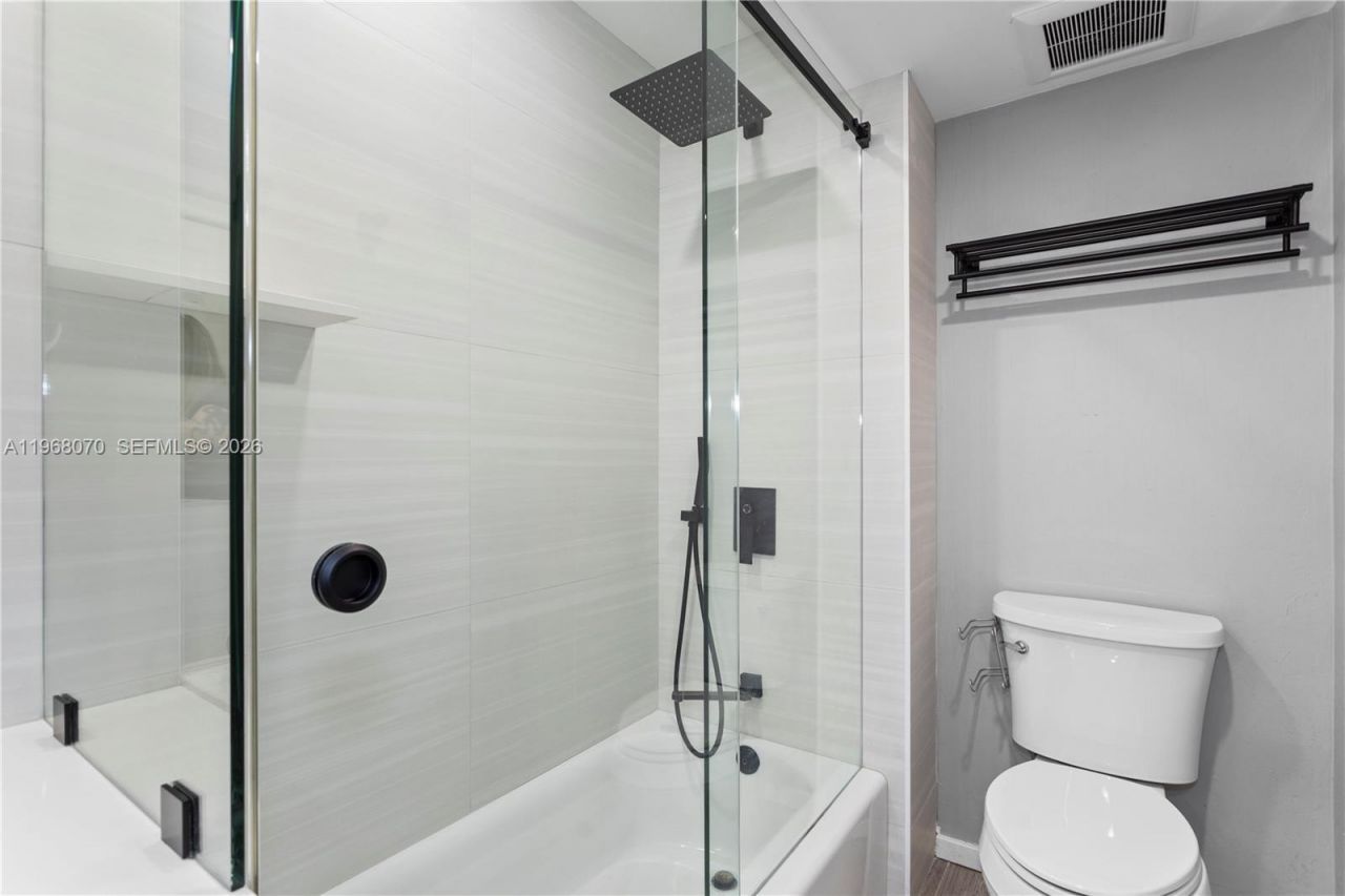 201 Lakeview Dr, Unit 203, Weston, FL 33326 Photo