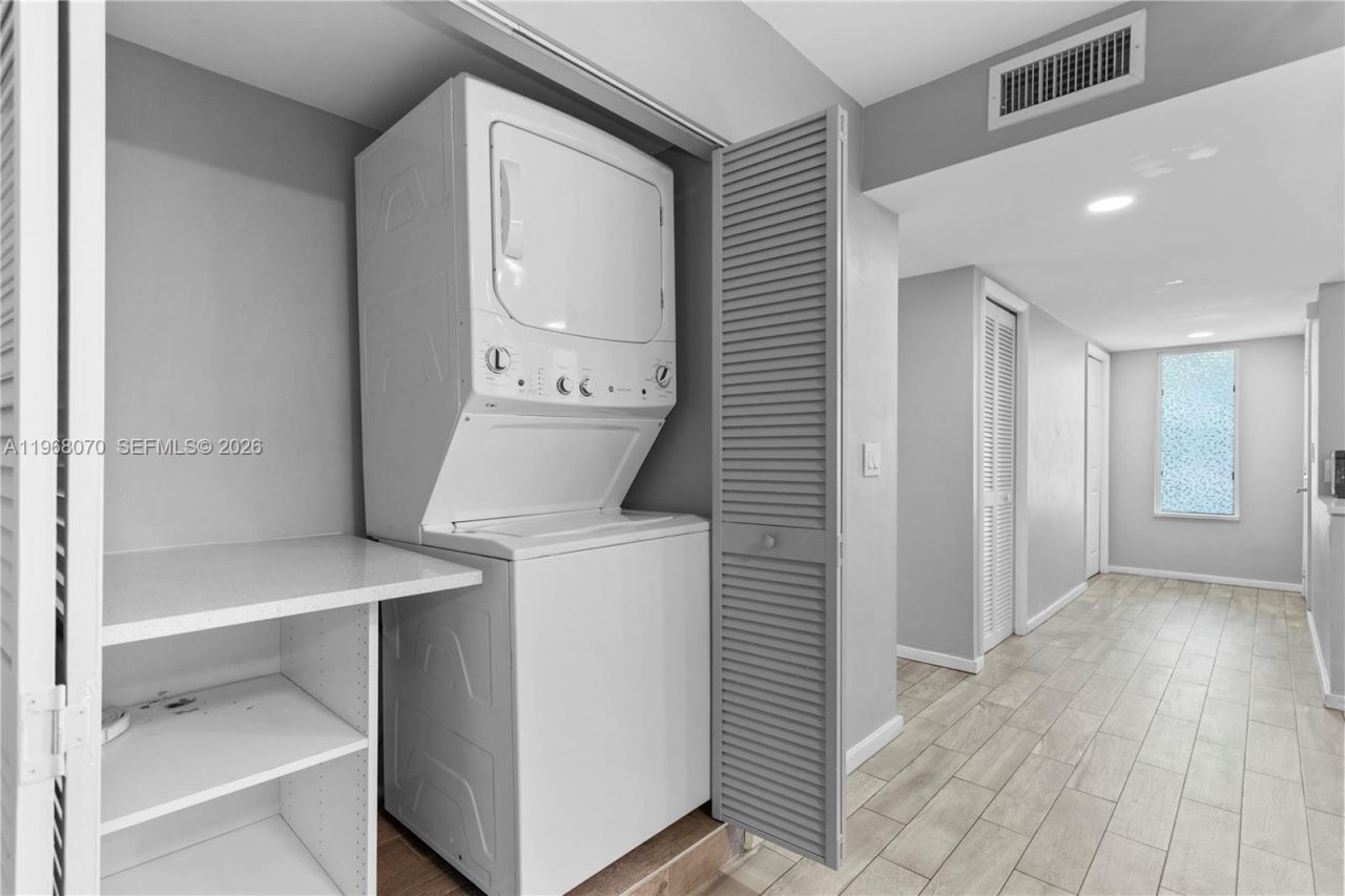 201 Lakeview Dr, Unit 203, Weston, FL 33326 Photo