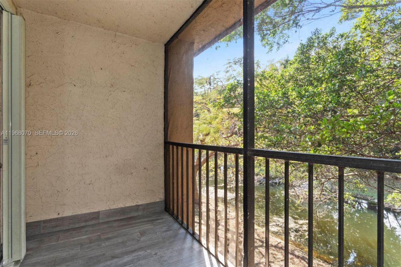 201 Lakeview Dr, Unit 203, Weston, FL 33326 Photo