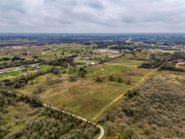 103 Robin LN, Luling, TX 78648