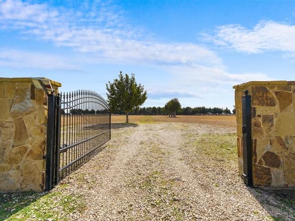 710 E Reindeer Road , Lancaster, TX 75146