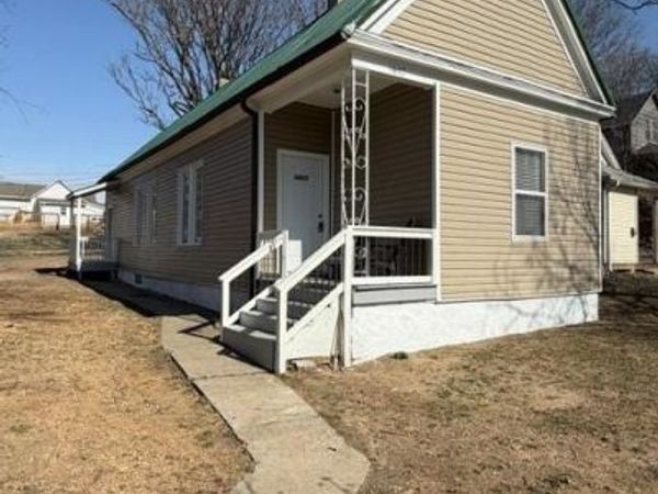 1607 Grand Avenue, St Joseph, MO 64505