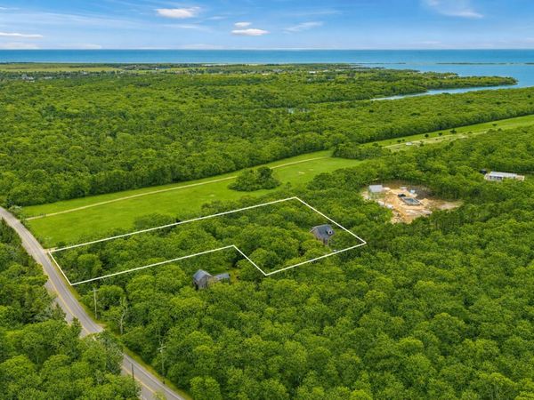 114 Meetinghouse Way, Edgartown, MA 02557