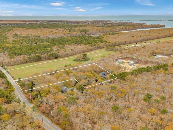 114 Meetinghouse Way, Edgartown, MA 02557