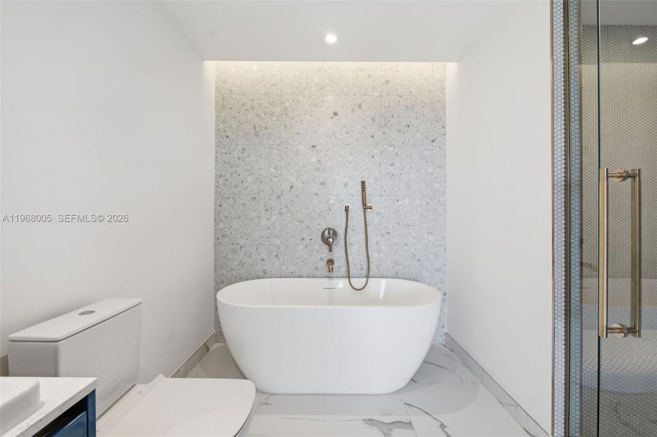 2678 Tigertail Ave, Unit 1501, Miami, FL 33133 Photo