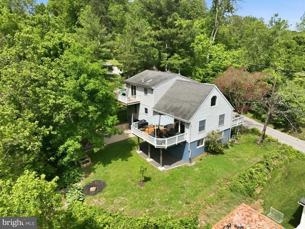2037 HARTS LANE, CONSHOHOCKEN, PA 19428