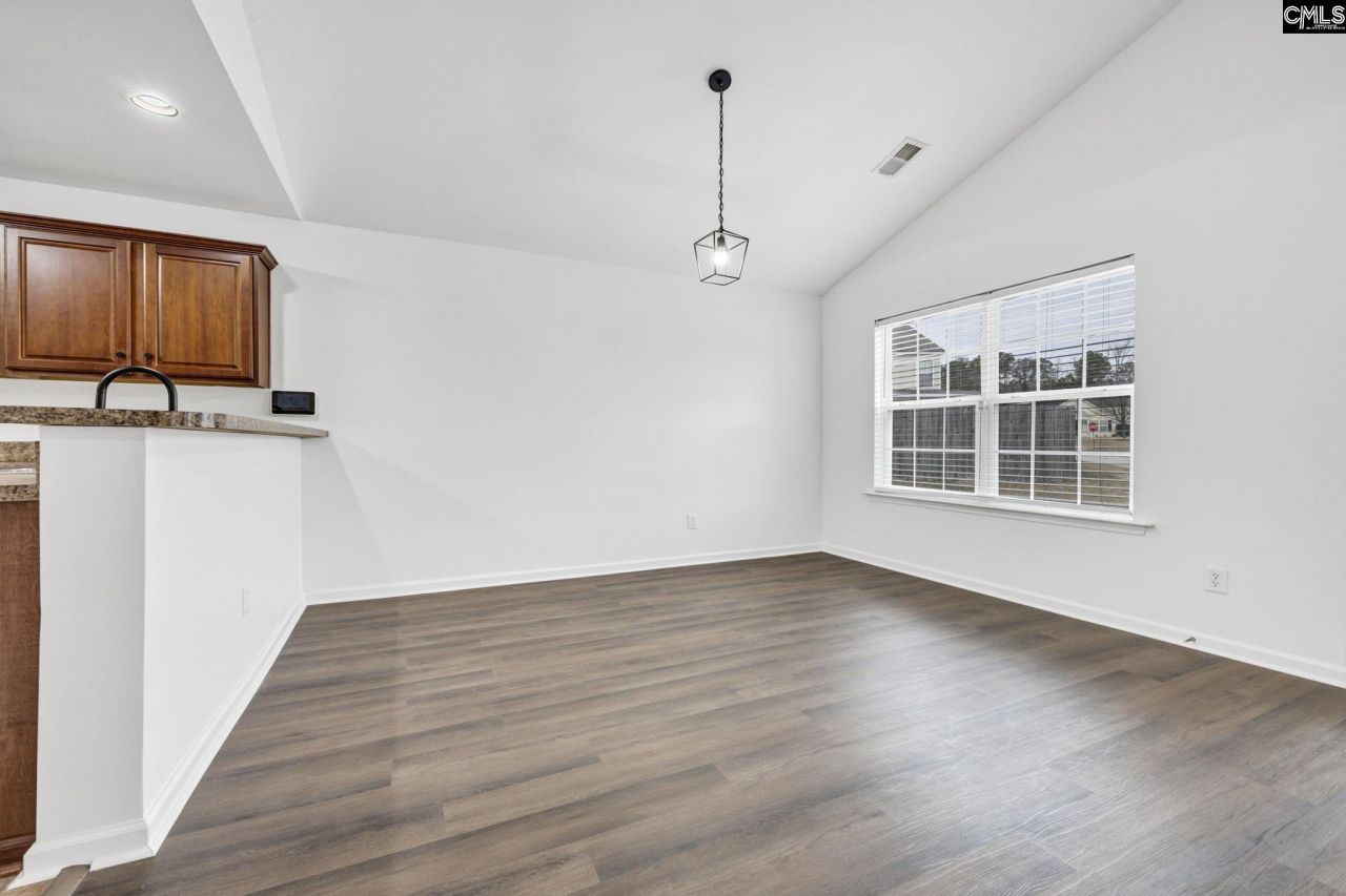 86 Deertrot Court Photo 8