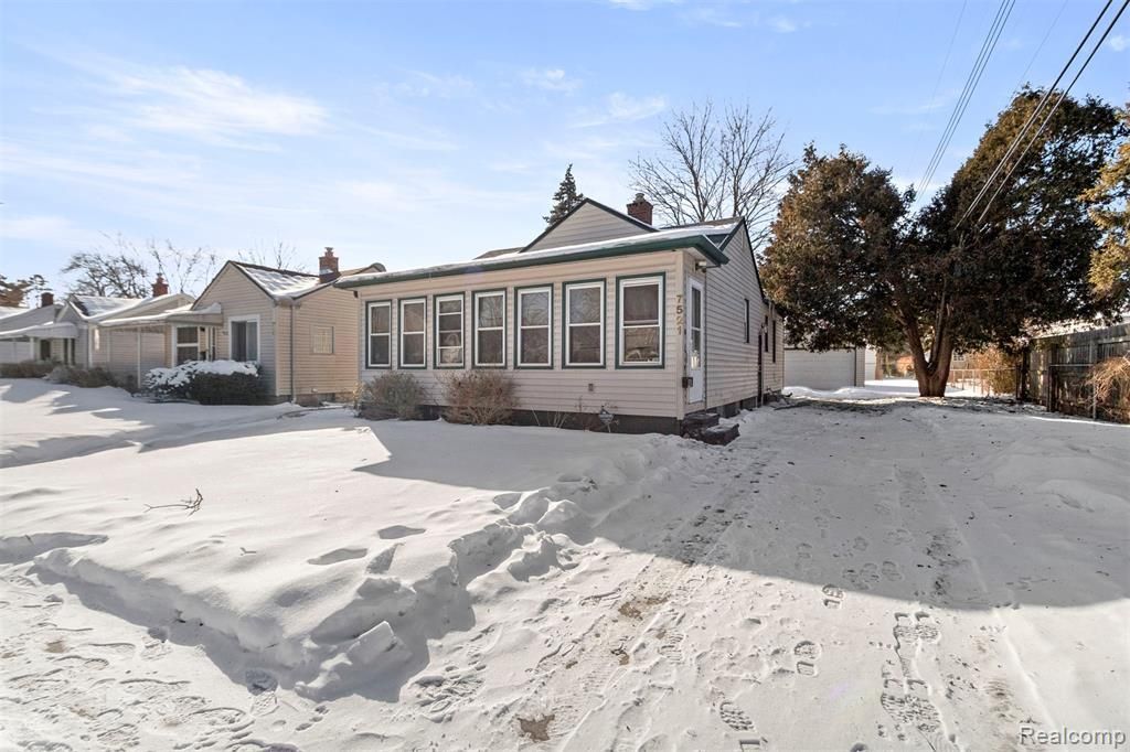 7521 N Silvery Lane, Dearborn Heights, MI 48127 Main Photo