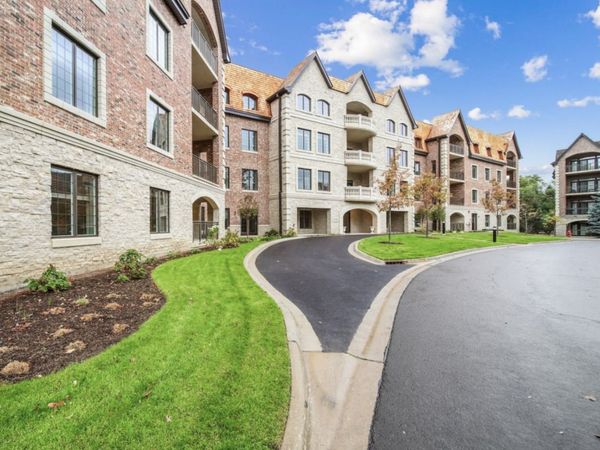 1850 Amberley Court, Unit 302, Lake Forest, IL 60045