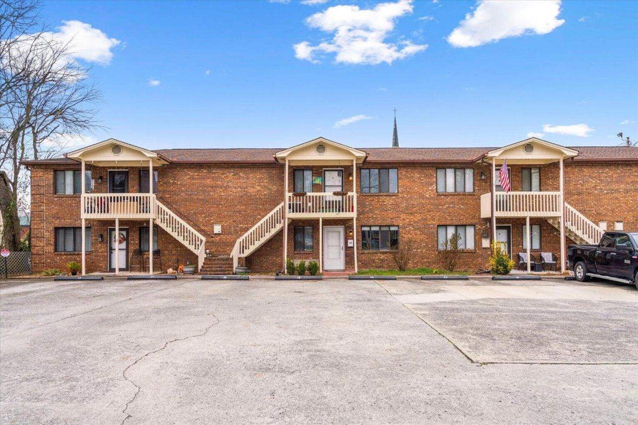 303 Crystal Place, Dalton, GA 30720 Main Photo