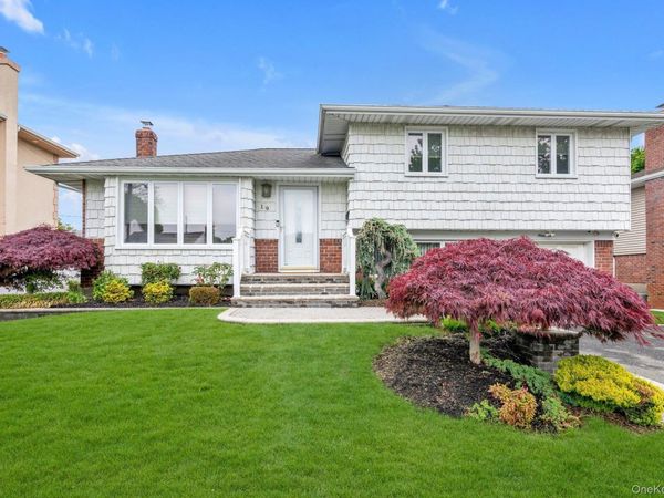 19 Alan Court , Plainview, NY 11803