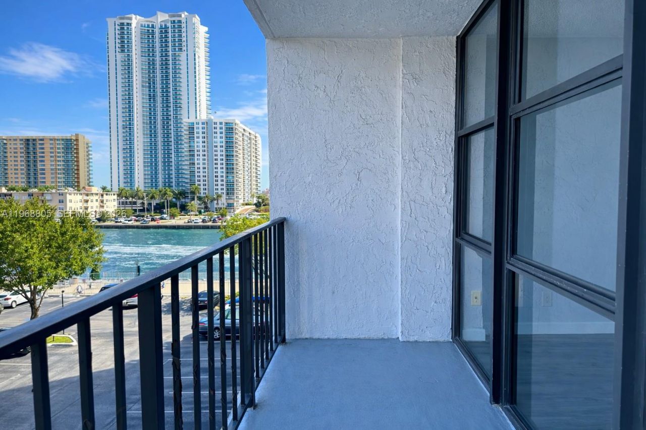 800 Parkview Dr, Unit 417, Hallandale Beach, FL 33009 Photo