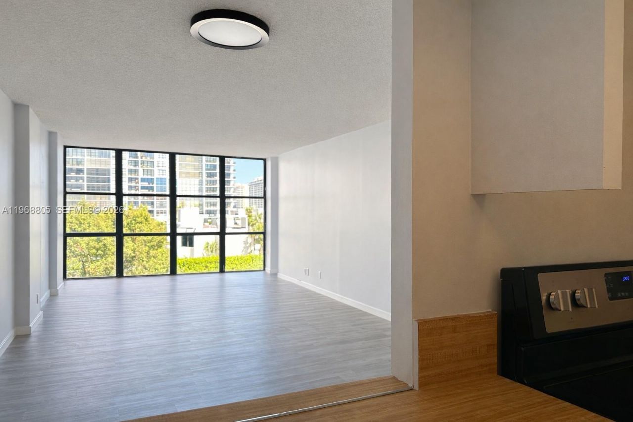 800 Parkview Dr, Unit 417, Hallandale Beach, FL 33009 Photo