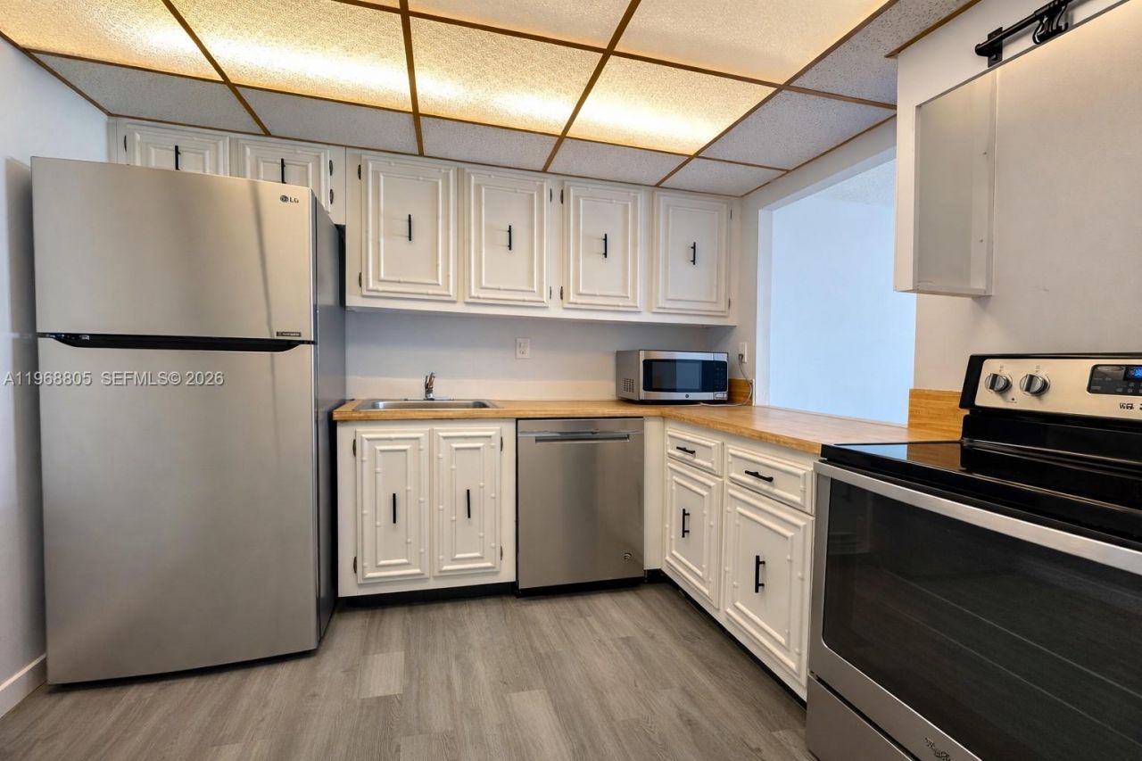 800 Parkview Dr, Unit 417, Hallandale Beach, FL 33009 Photo