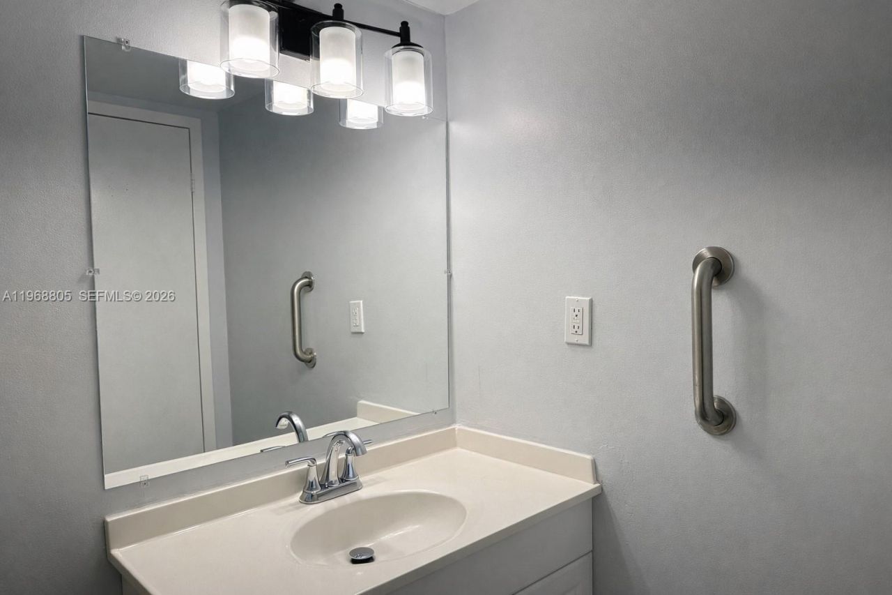 800 Parkview Dr, Unit 417, Hallandale Beach, FL 33009 Photo