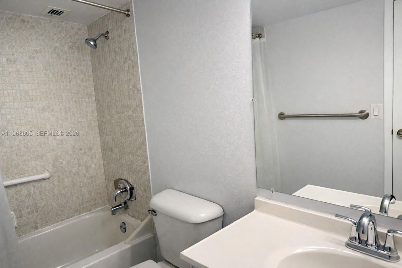 800 Parkview Dr, Unit 417, Hallandale Beach, FL 33009 Photo