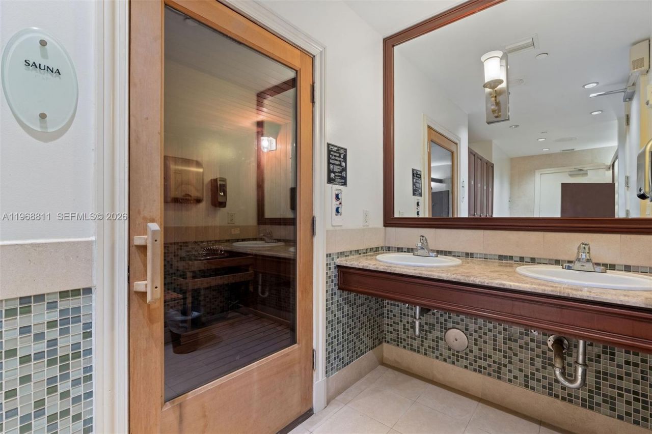 19900 E Country Club Dr , Unit 616, Aventura, FL 33180 Photo