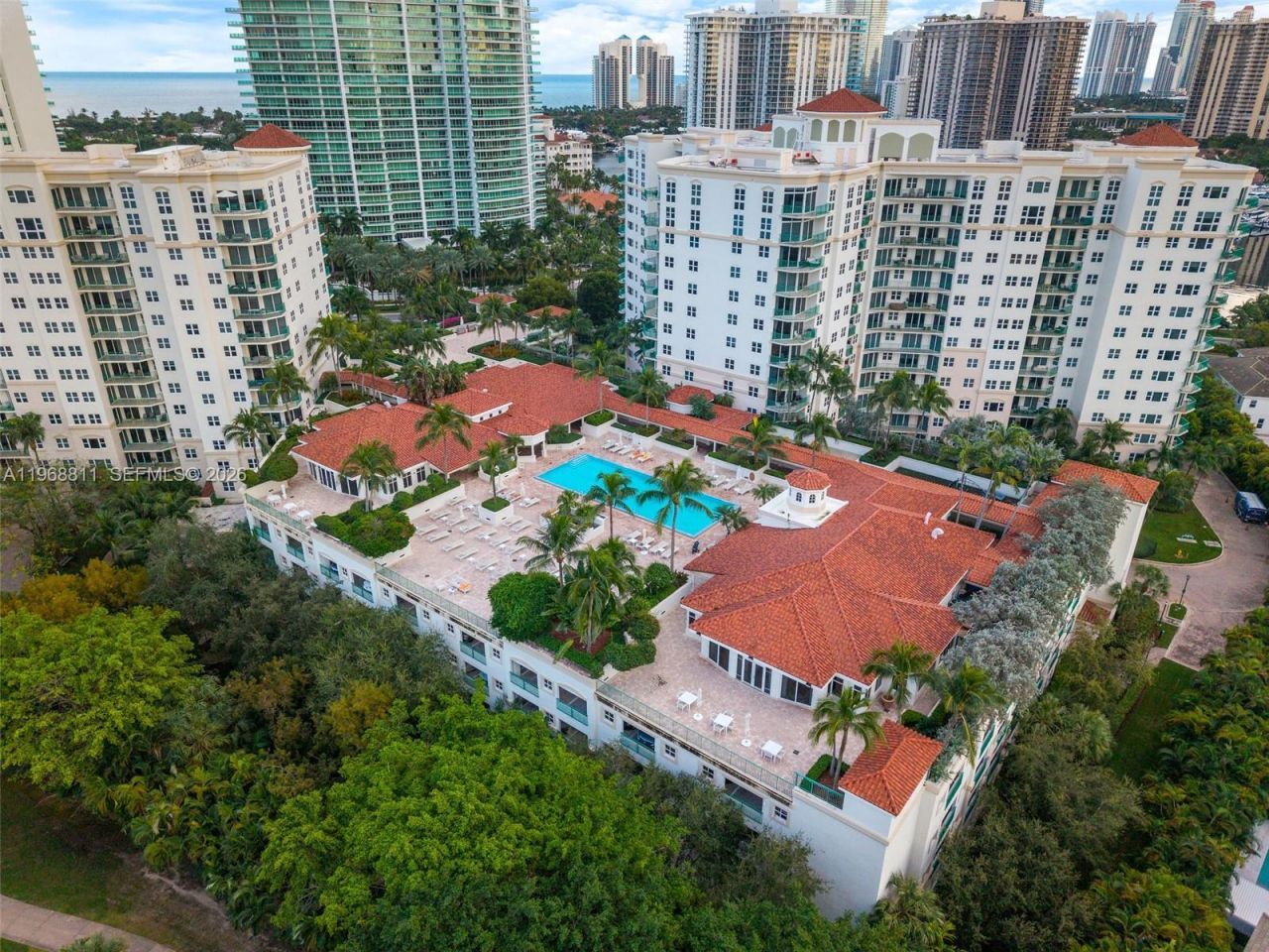 19900 E Country Club Dr , Unit 616, Aventura, FL 33180 Photo