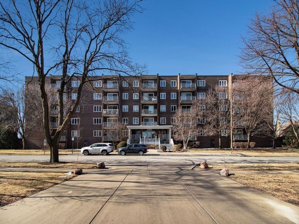 900 CENTER Street, Unit 3A, Des Plaines, IL 60016