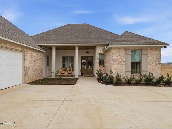 35 Village Circle , Benton, MS 39039