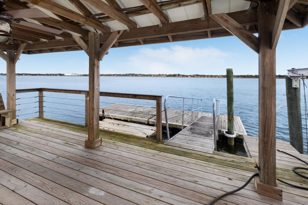 1352 Headquarters Plantation Drive Photo 6