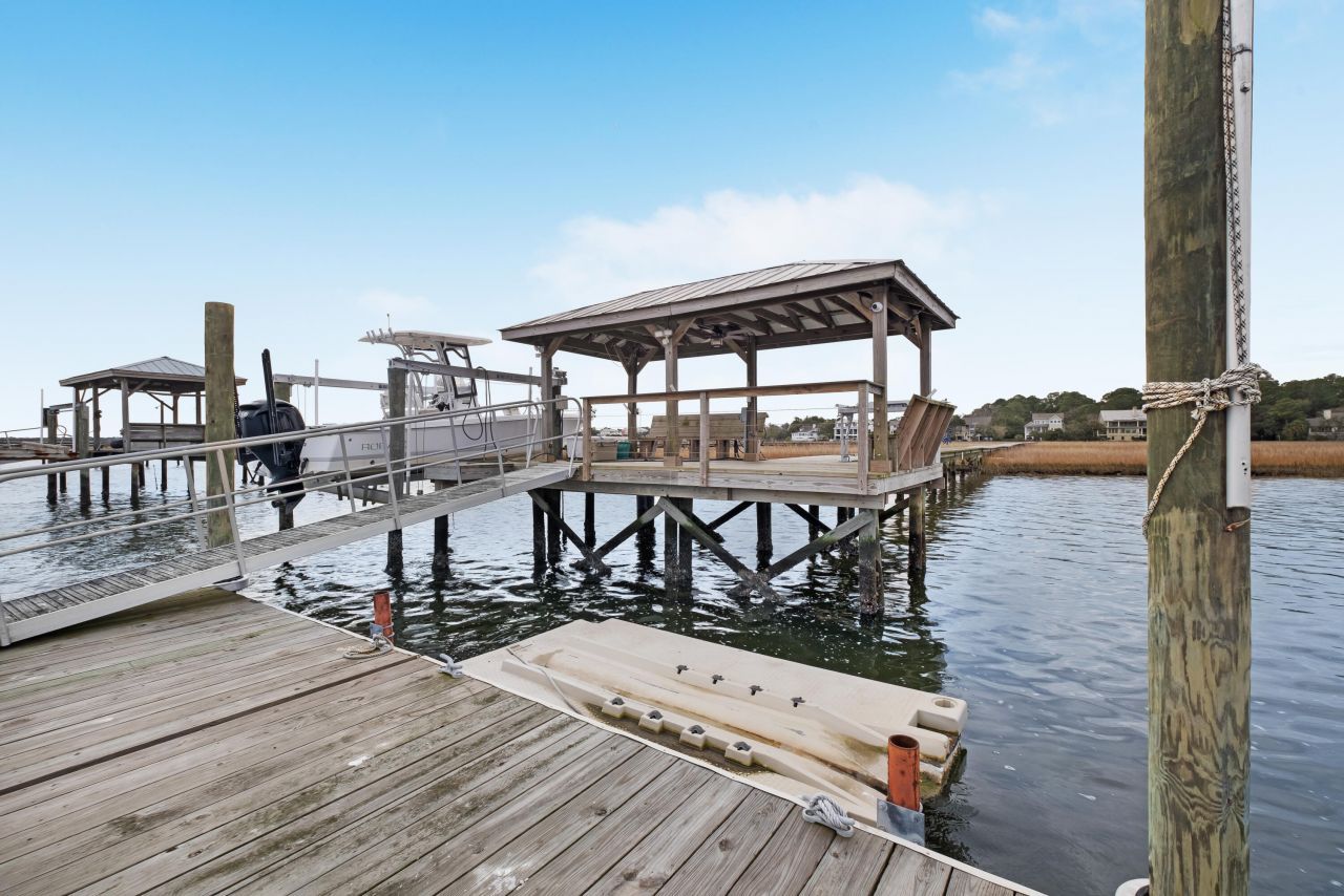 1352 Headquarters Plantation Drive Photo 8