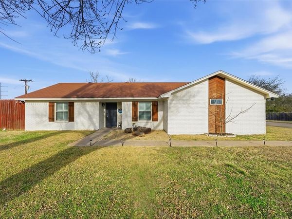100 Hillside Drive, Hewitt, TX 76643