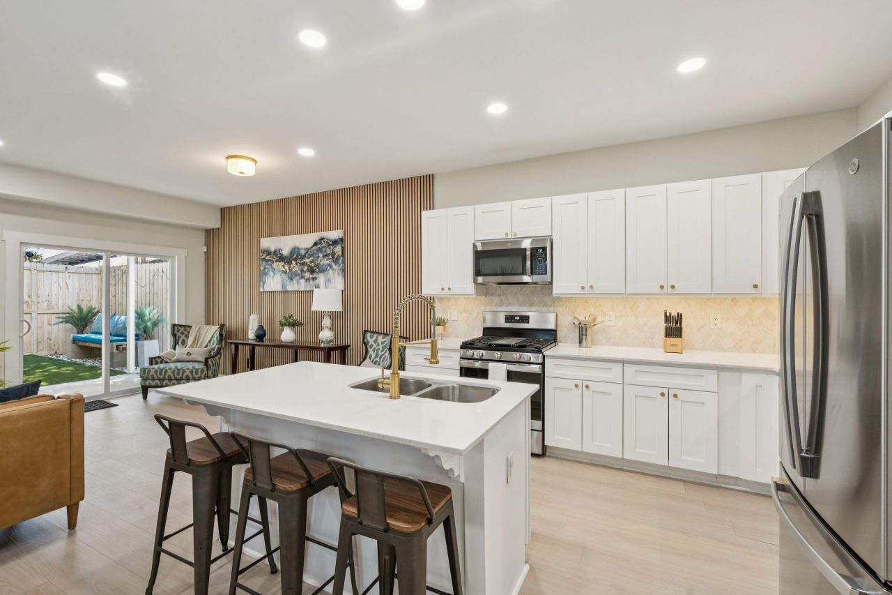 1995 Hugo Avenue Photo 6