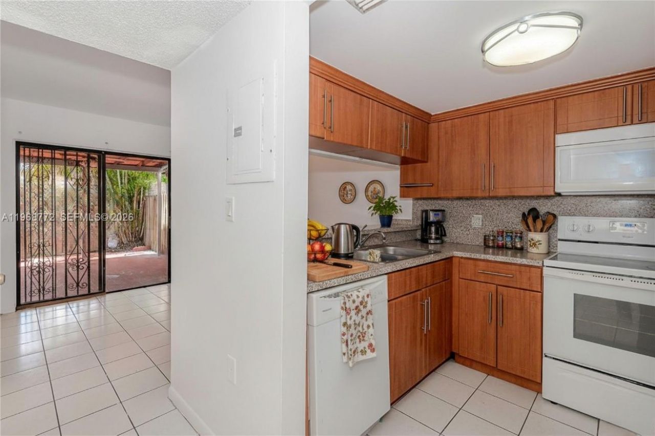 1082 W 79th St , Unit 25, Hialeah, FL 33014 Photo