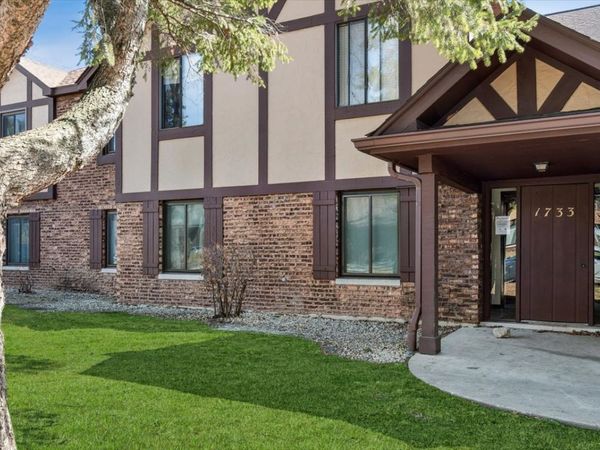 1733 Harrow Court, Unit B, Wheaton, IL 60189