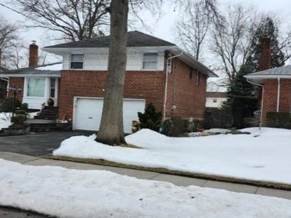 25 Pinetree Road , Westbury, NY 11590