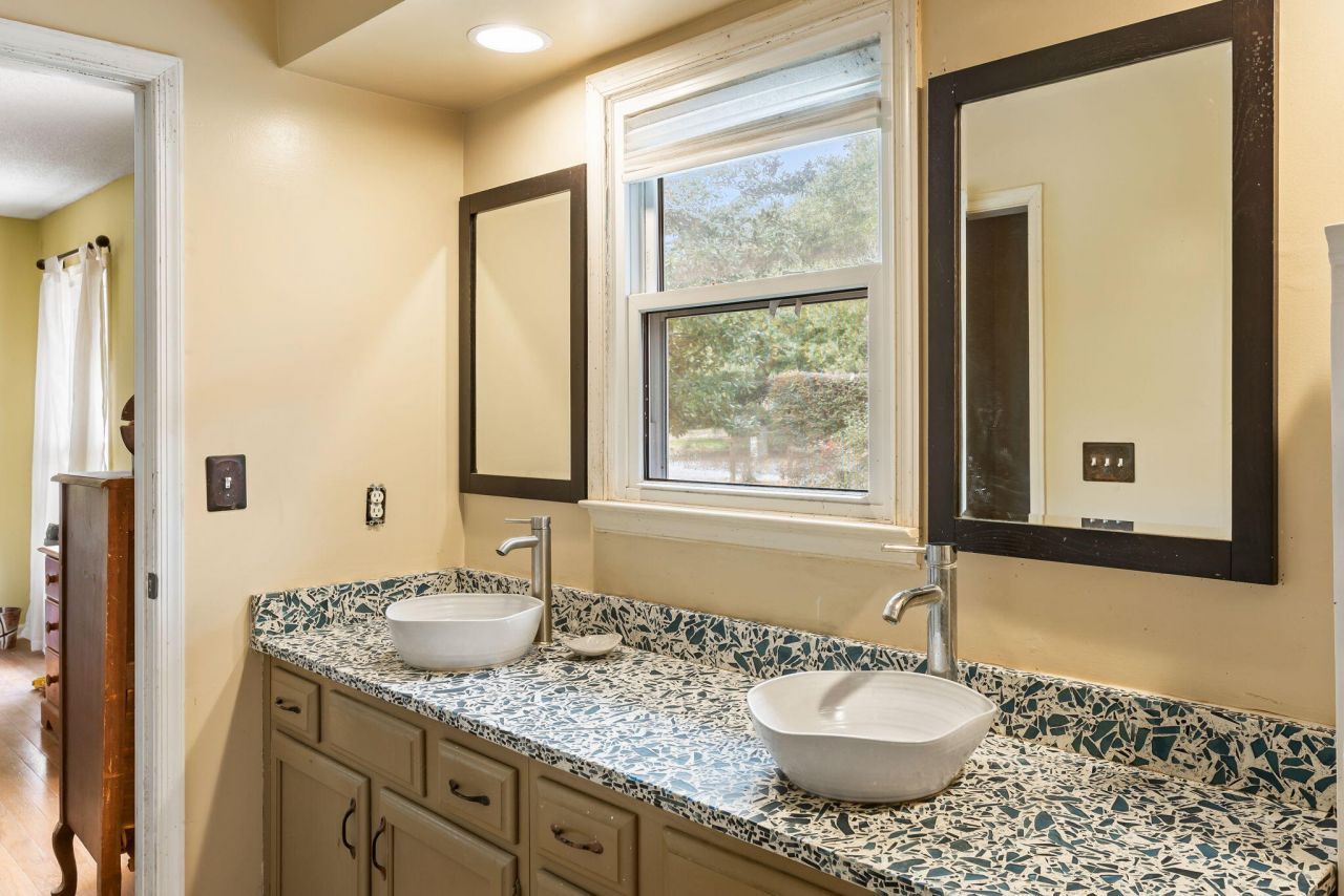 679 King Street Photo 12