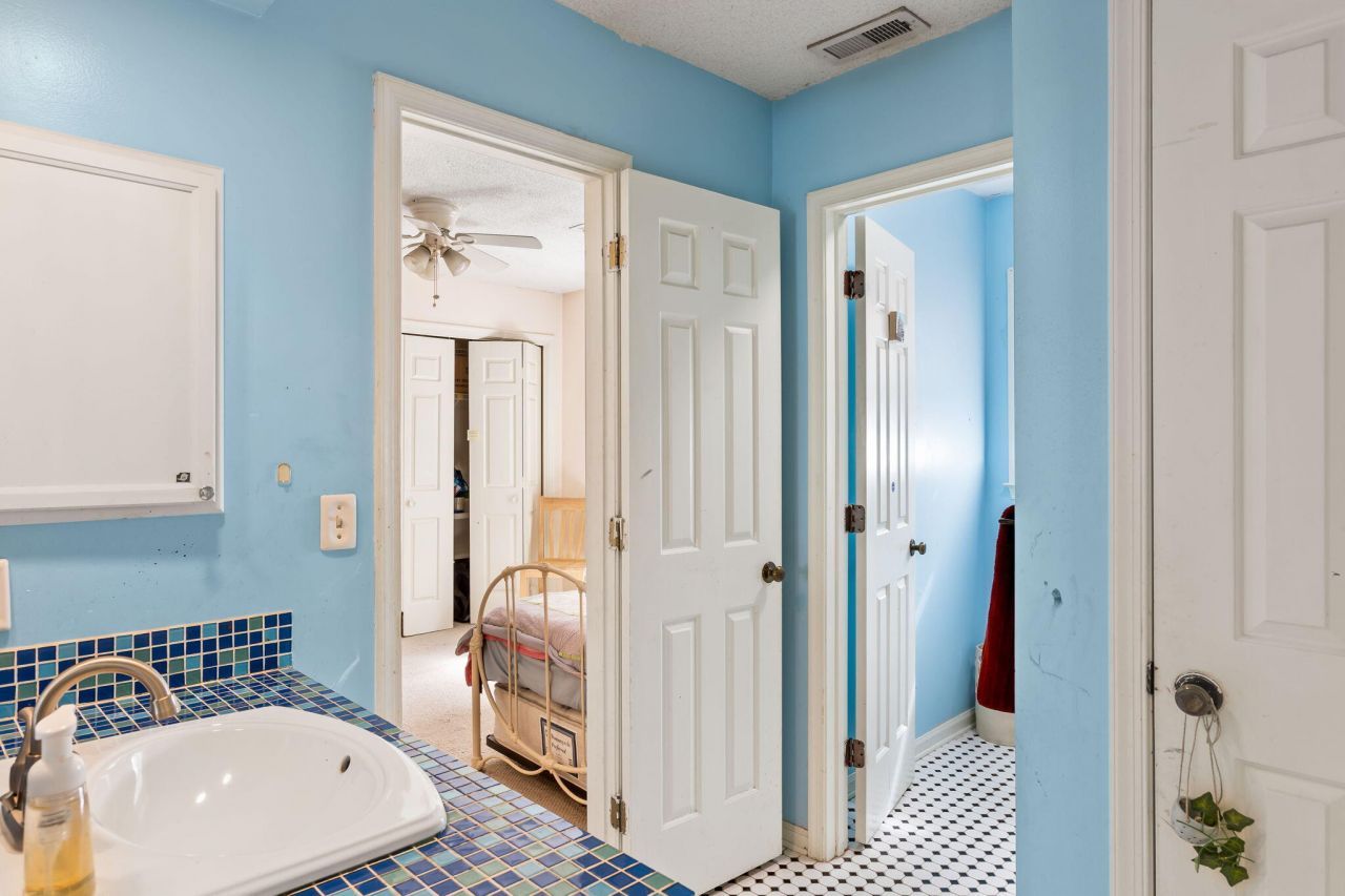 679 King Street Photo 15