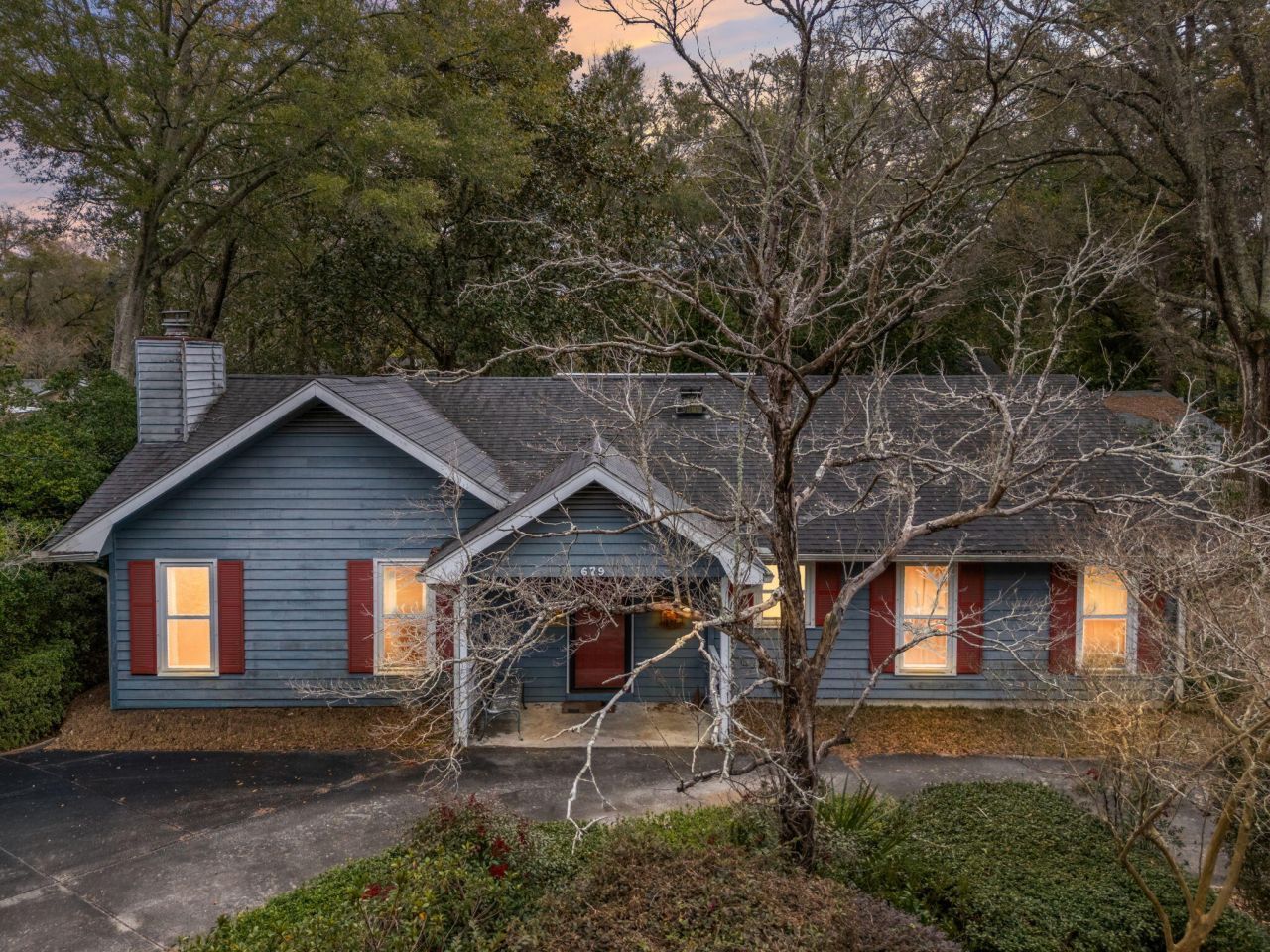 679 King Street Photo 24