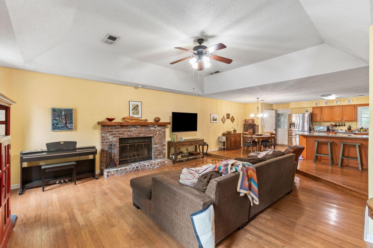 679 King Street Photo 6