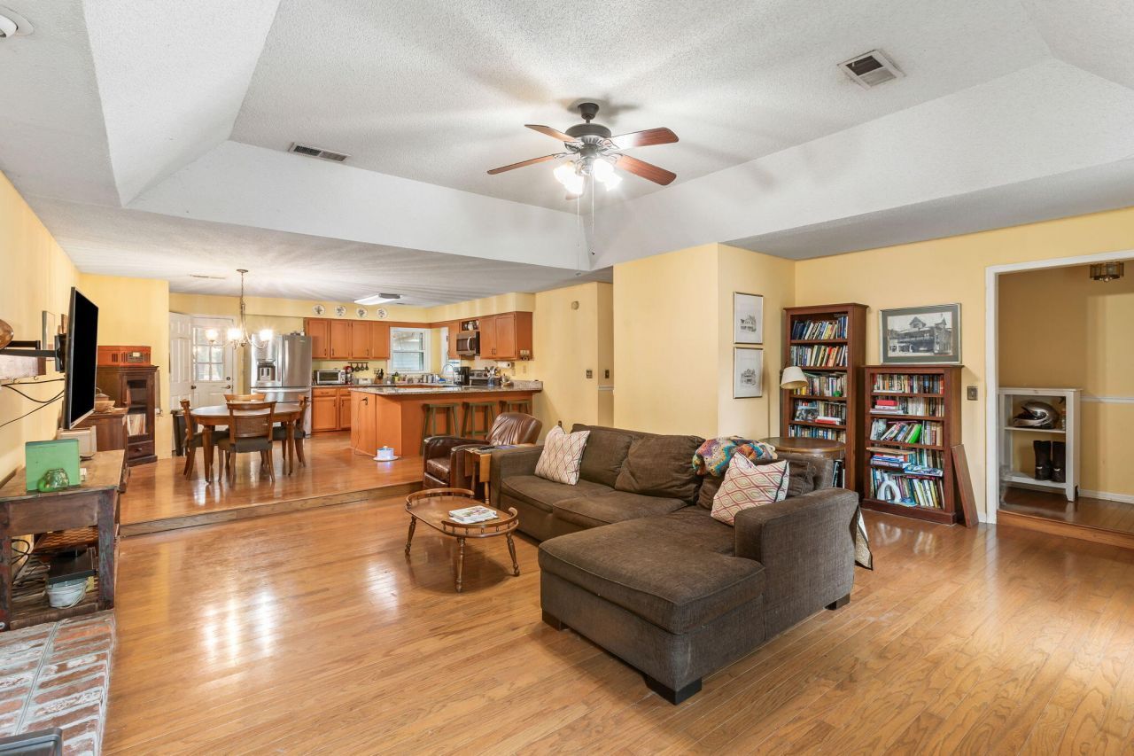 679 King Street Photo 7