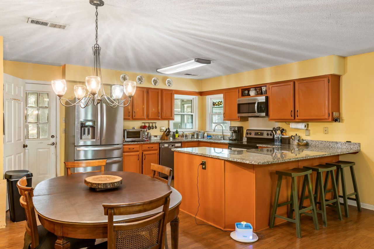 679 King Street Photo 9