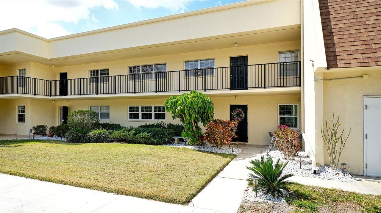 7880 Palm Aire Lane, Unit 203, Sarasota, FL 34243 Photo