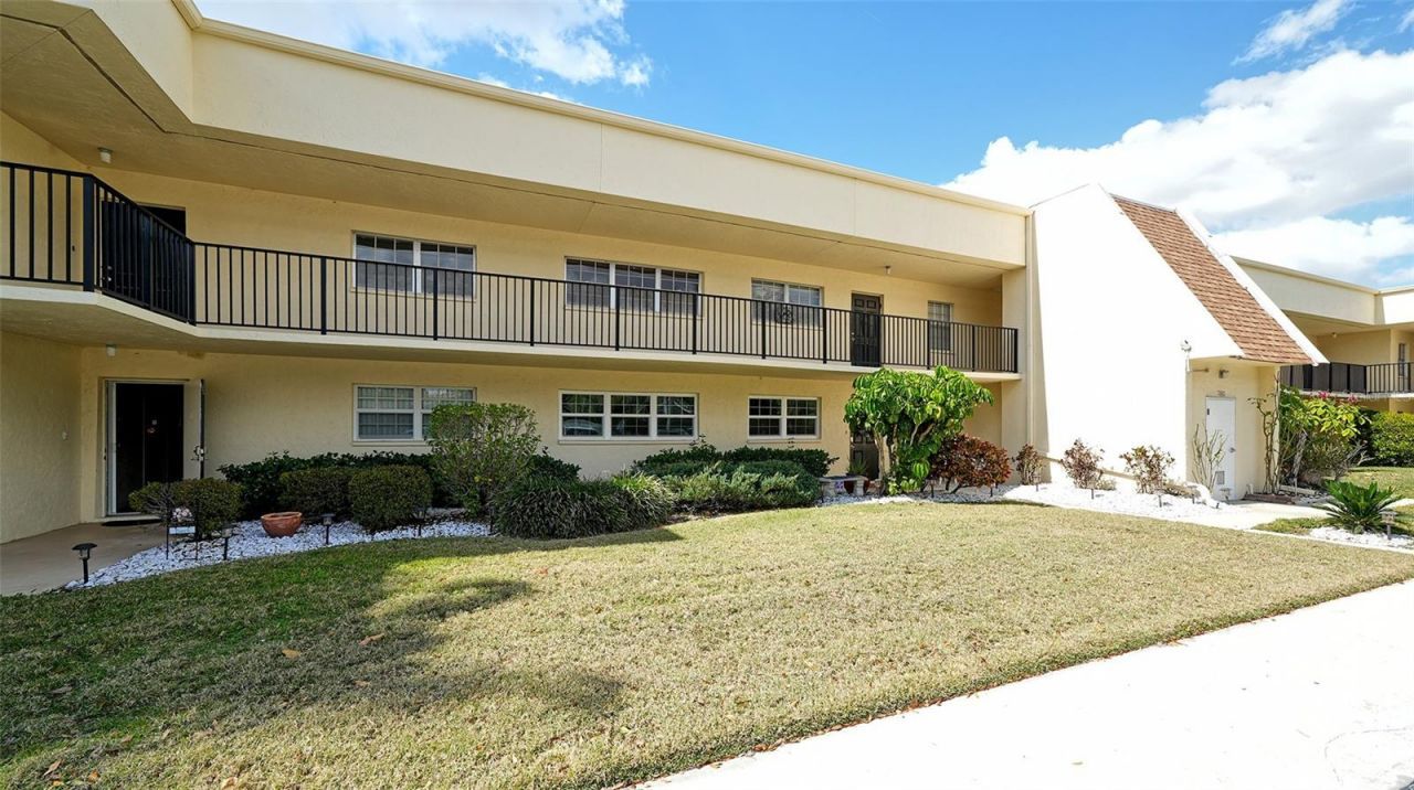 7880 Palm Aire Lane, Unit 203, Sarasota, FL 34243 Photo