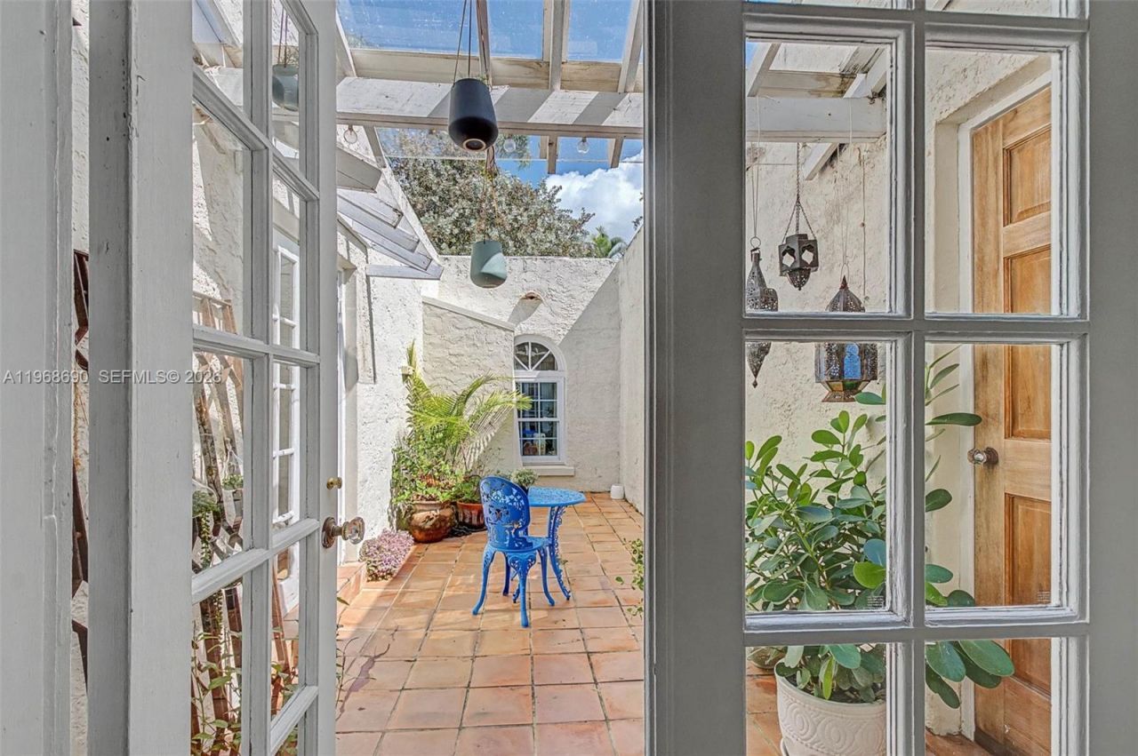 3233 Crystal Ct , Miami, FL 33133 Photo